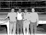 Trois détenus et un organisateur posent devant un ring dans les années 1950